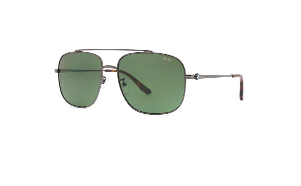 عینک آفتابی مدل خلبانی دو پل ب ام و دارای فریم فلزی به رنگ کروم براق و عدسی سبز - عکس از زاویه سه رخ