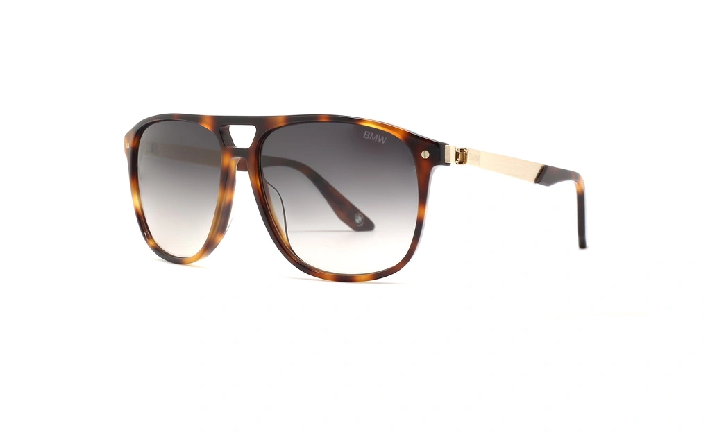 عینک آفتابی مدل خلبانی ب ام و فریم قهوه ای هاوانا و عدسی دودی طیف دار - عکس از زاویه سه رخ