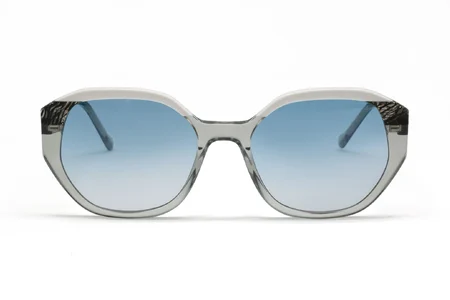 عینک آفتابی زنانه پروانه‌ای لومیر به رنگ طوسی شیشه‌ای و عدسی آبی طیف‌دار - زاویه روبرو