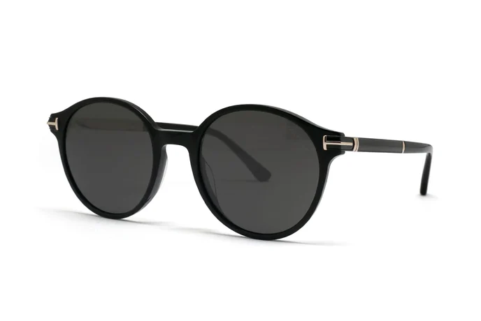 عینک آفتابی گرد تام فورد با بدنه مشکی و عدسی خاکستری - زاویه سه‌رخ