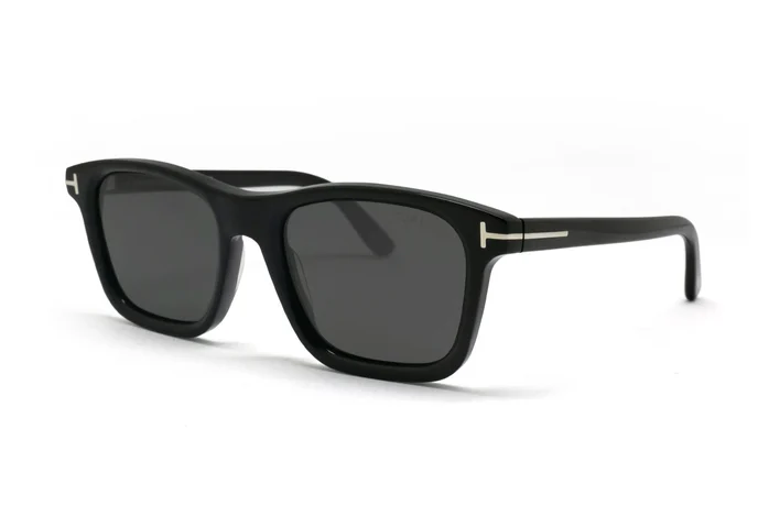 عینک آفتابی ویفرر پلاریزه تام فورد رنگ بدنه مشکی و عدسی دودی - زاویه سه‌رخ